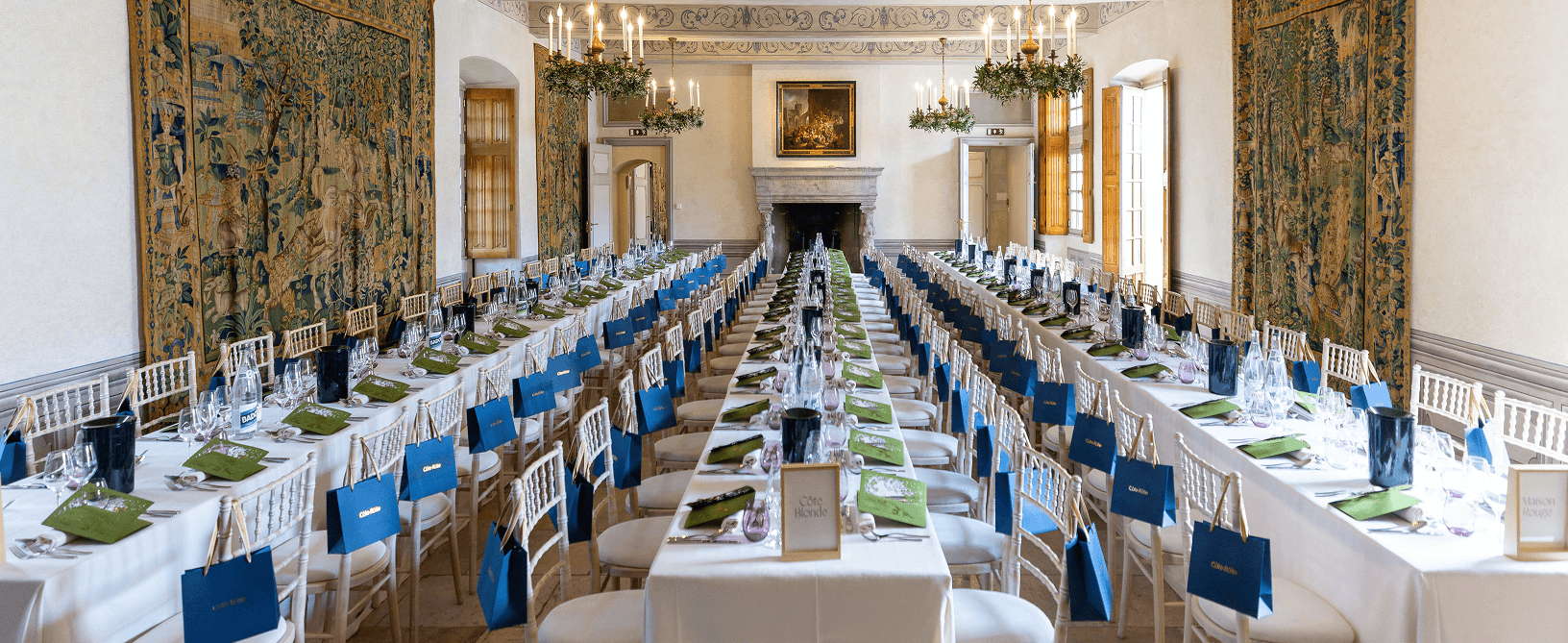 Sac bleu dorure prenium repas salle luxueuse évènement vin Côte-Rôtie, décoration luminaire, menu vert -la tablée