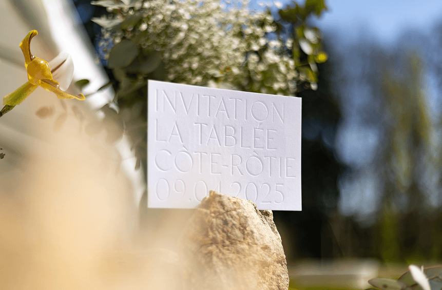 Carte invitation gaufrage blanc épurer évènement vin Côte-Rôtie -la tablée